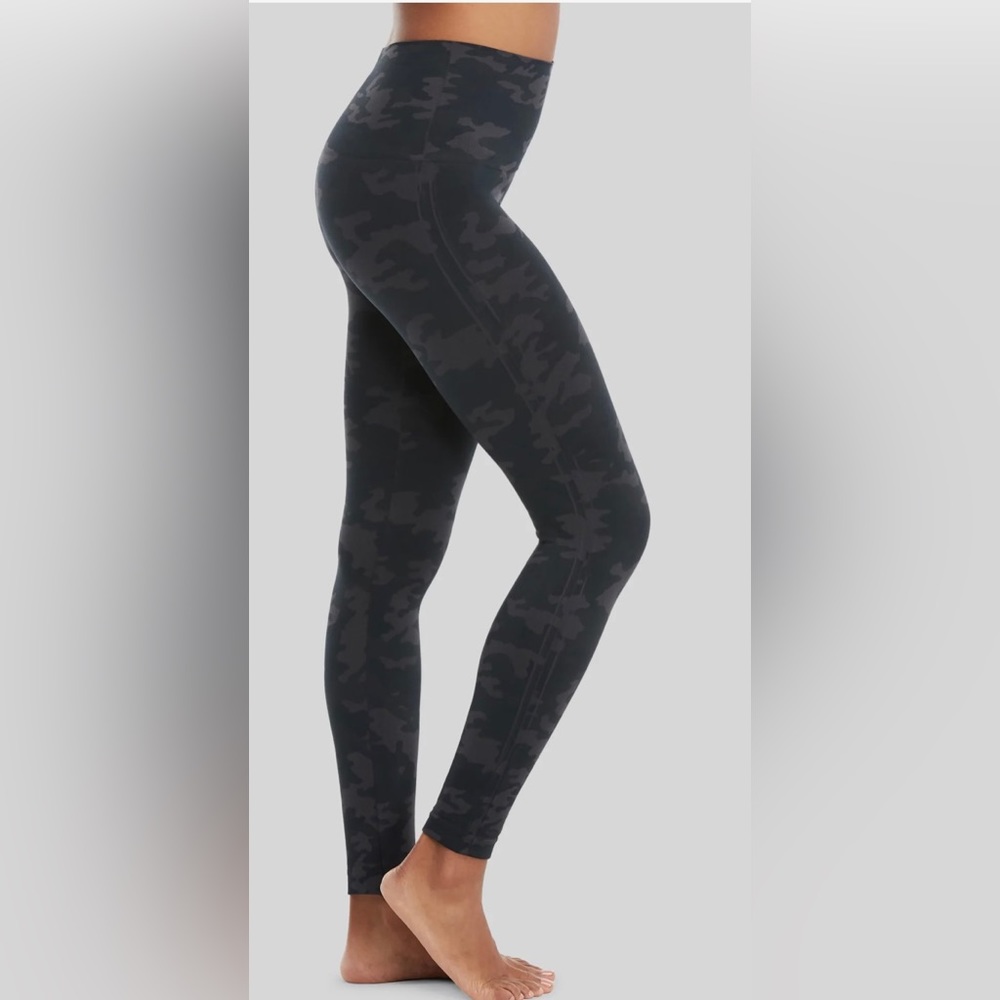 Spanx seamless black camo “look at me now” leggings sz XL excellent condition!